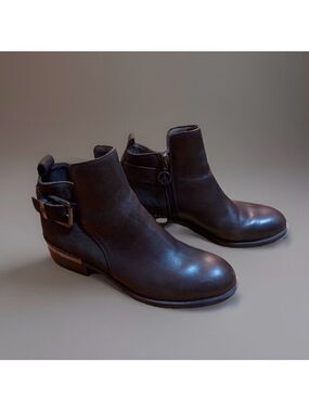 Wishbone Collection - Elegant Brown Leather Ankle Boots - Size 8